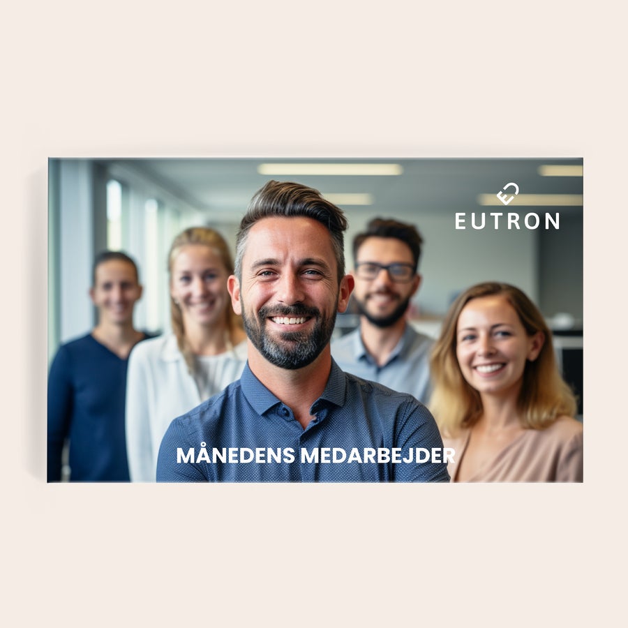 Snickers chokoladegave med navn og billede En personlig Snickers chokoladegaveæske med navn og billede af smilende kolleger, printet med "Månedens medarbejder"