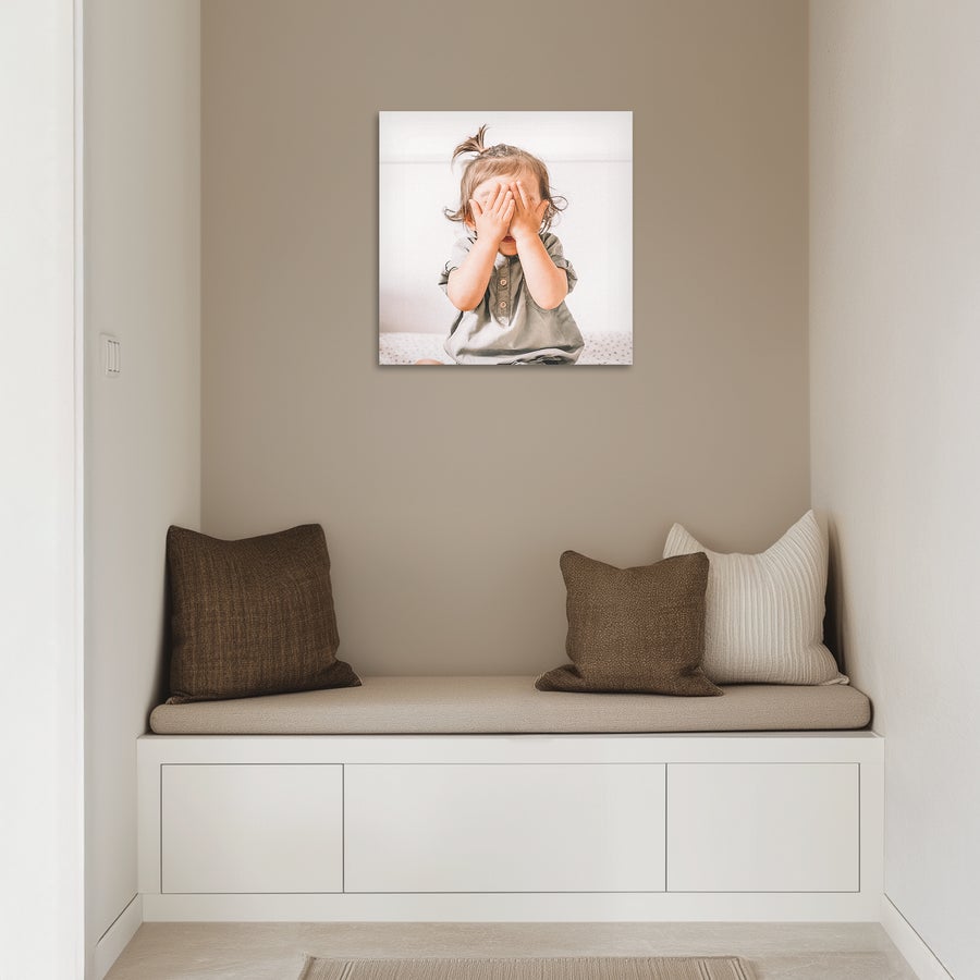 Aluminium fotopanel En ChromaLuxe fotopanel i aluminium med ett tryckt personligt foto av ett barn som leker tittut, perfekt för en unik tavla.