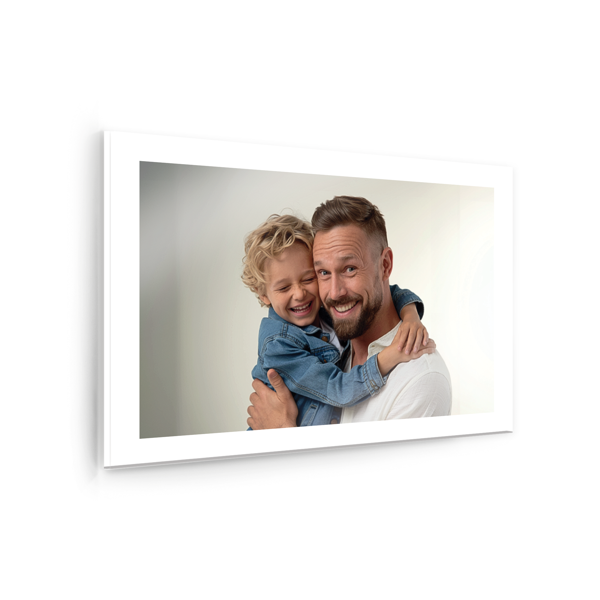 Bilde på akryl, trykt med et personlig fotografi av en mann som klemmer et barn.