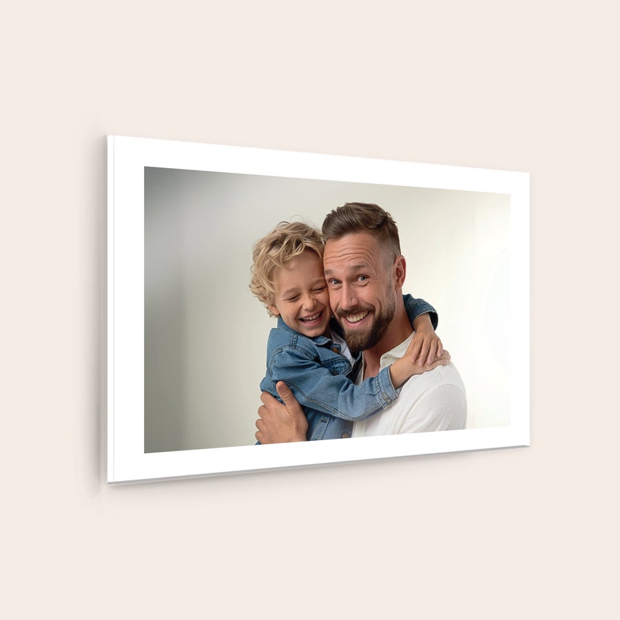 Fotografie pe acrilic Fotografie acrilică personalizată cu tată și fiu îmbrățișați, zâmbitori, imprimată pe placă acrilică.