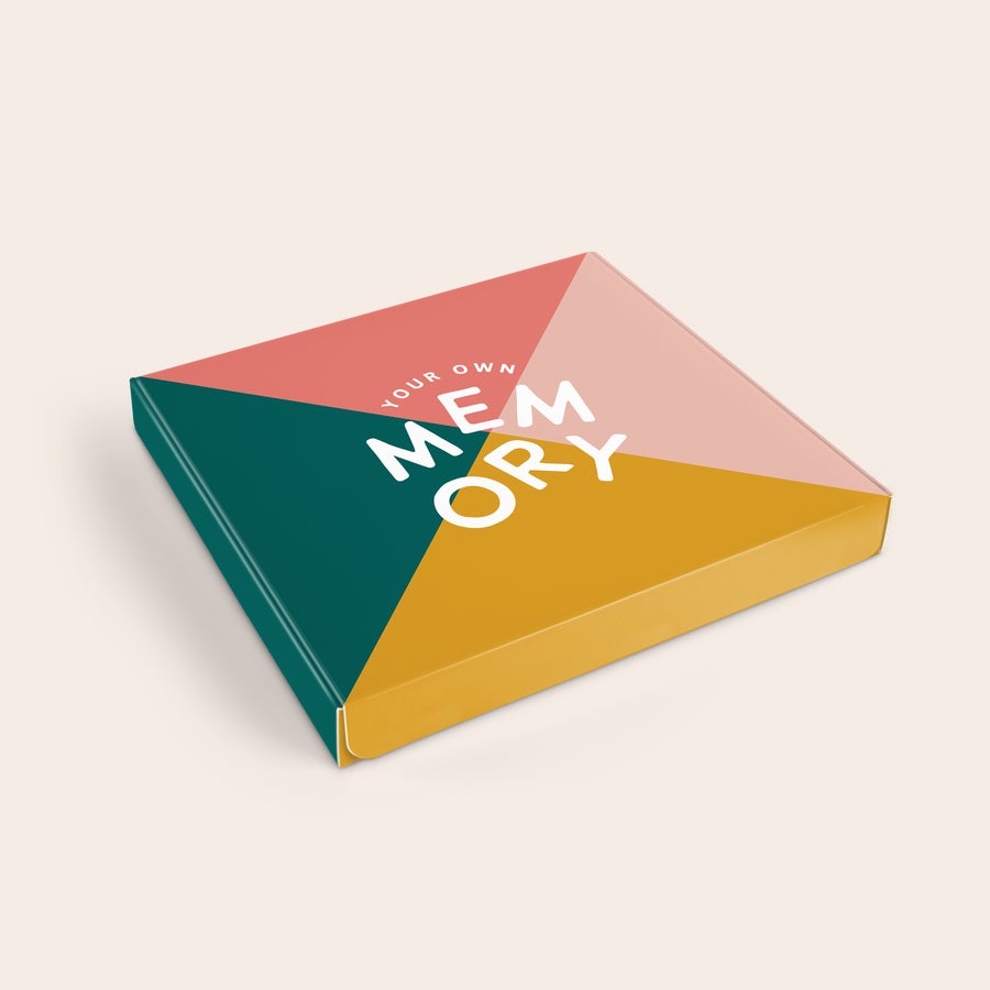 Vendespil med egne billeder - 15x2 Vendespil i æske med farverig, geometrisk mønstret top, påtrykt teksten YOUR OWN MEMORY. Overrask med et helt unikt og personligt vendespil!