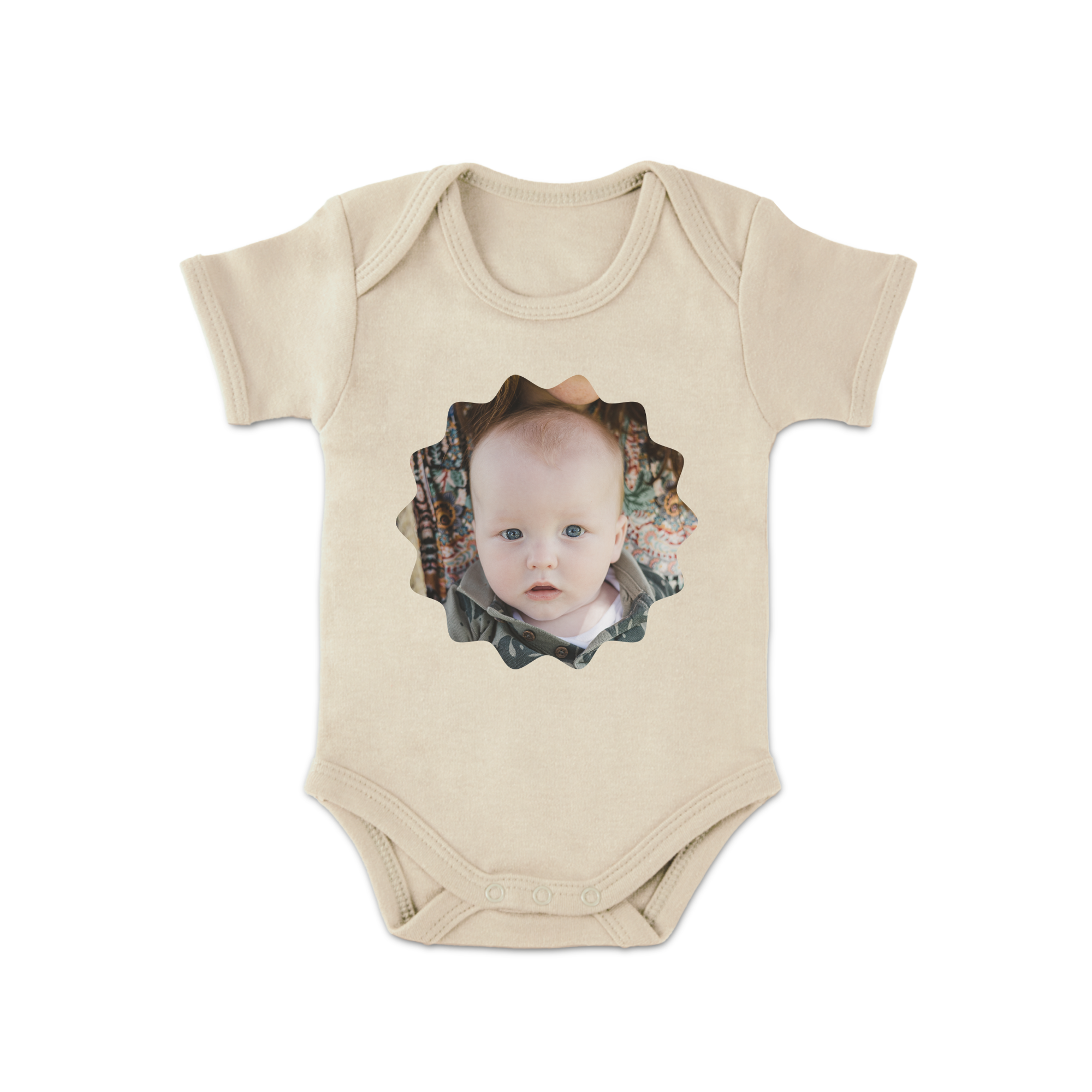 Body de bebé beige personalizado con una foto de un lindo bebé, impreso con el diseño de tu elección para sorprender a los nuevos padres.
