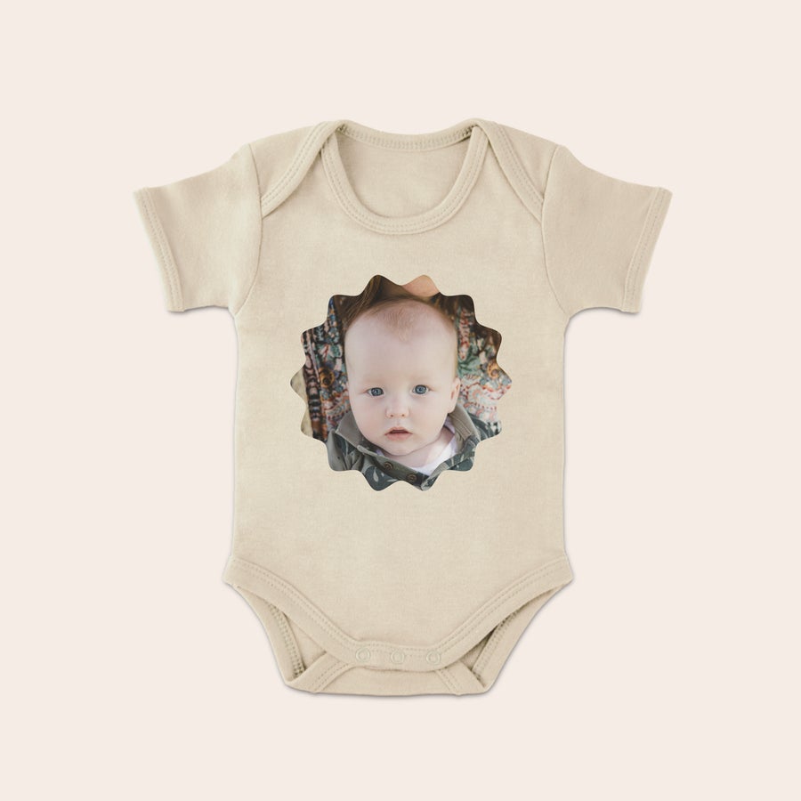 Personalizowane śpioszki niemowlęce Beżowe personalizowane śpioszki z krótkim rękawem z wydrukowanym zdjęciem uroczego niemowlaka