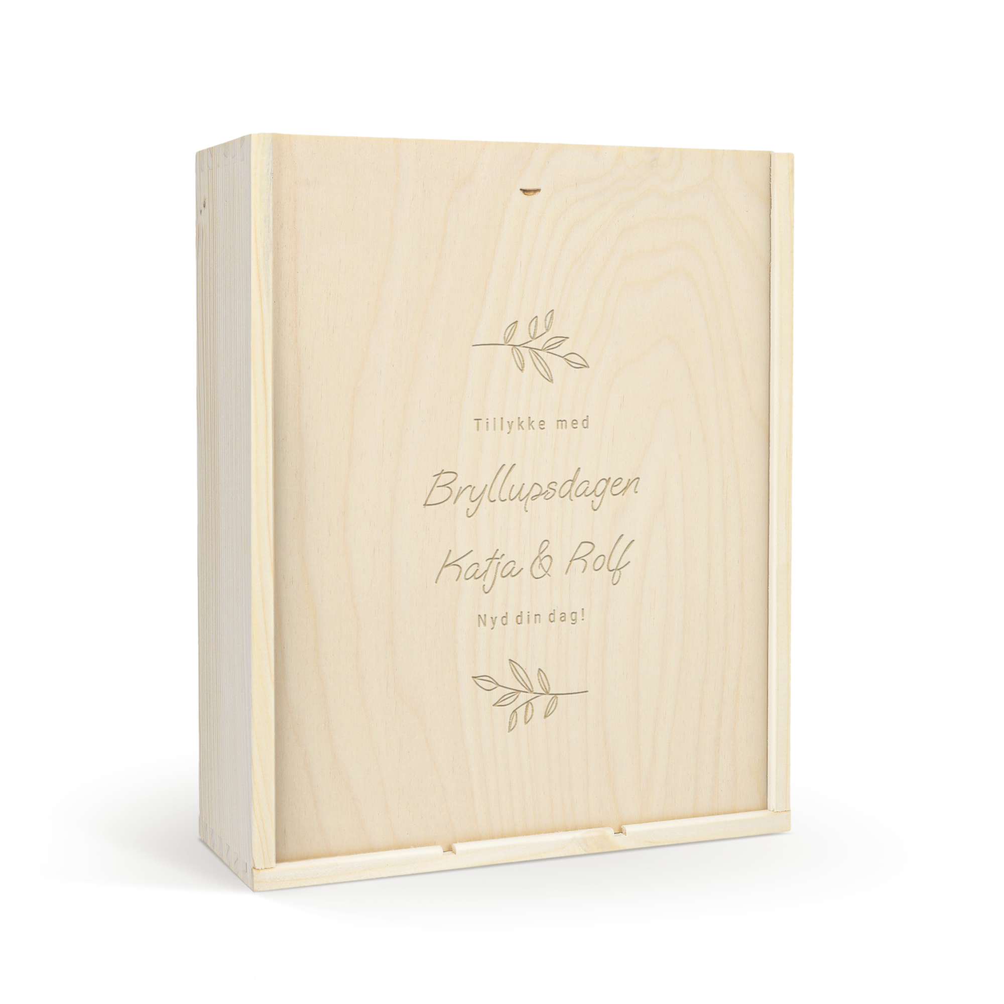 Graveret vinboks med Belvy-vin, dekoreret med "Tillykke med Bryllupsdagen Katja & Rolf" og blomstermotiver.