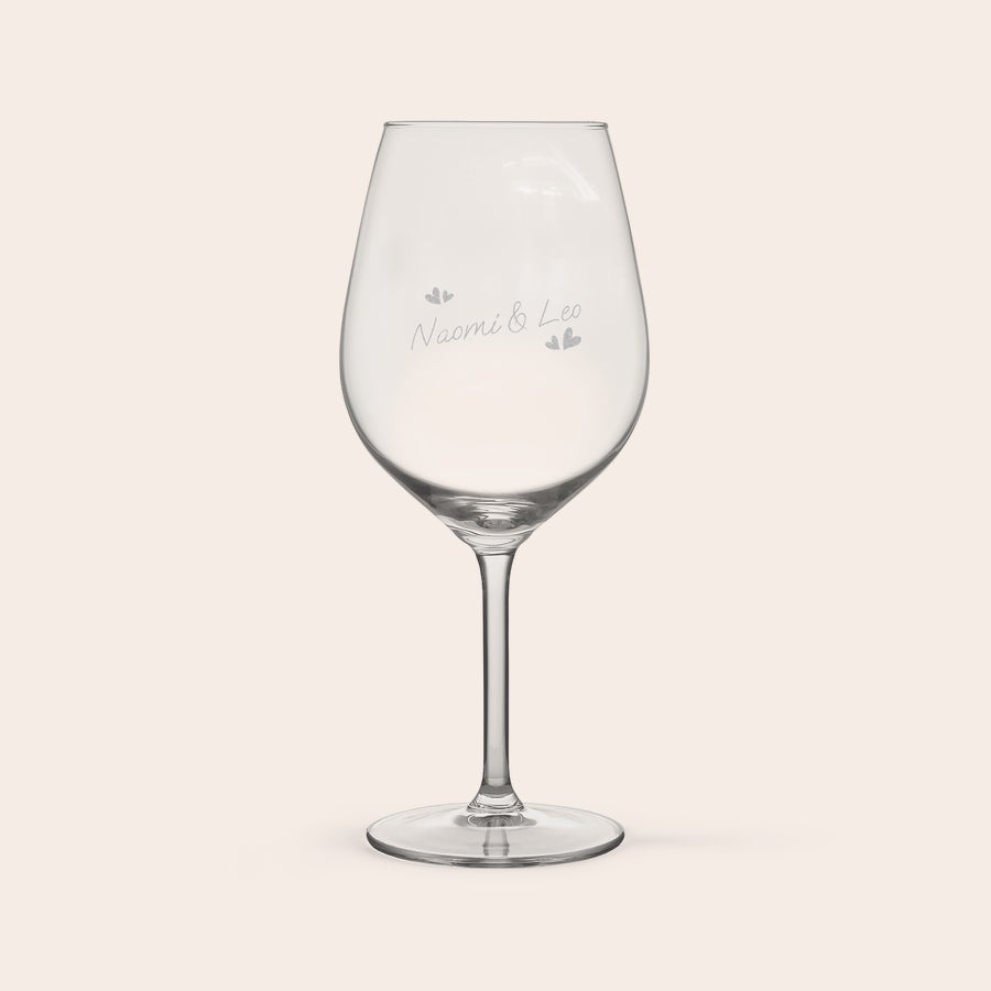 Calice da Vino Rosso Personalizzato Calice da vino rosso personalizzato, inciso con i nomi Naomi & Leo e cuori stilizzati
