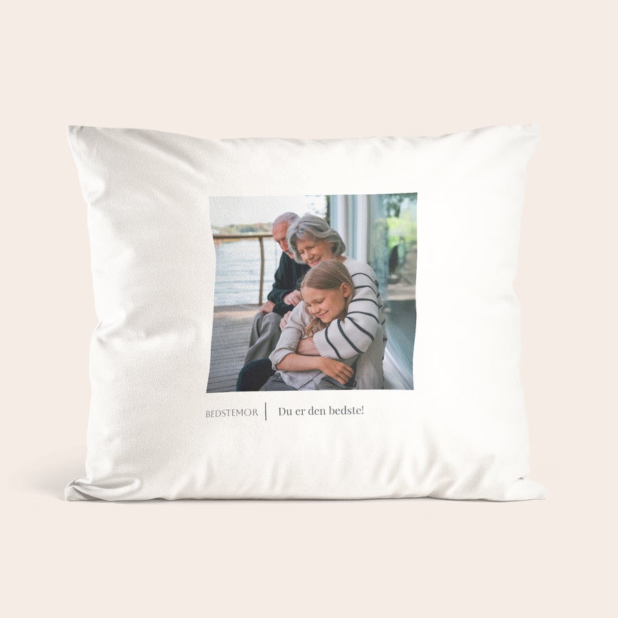 Pude med billede Blødt pudebetræk med billede af familie og teksten BEDSTEMOR Du er den bedste, perfekt til at overraske dine nærmeste