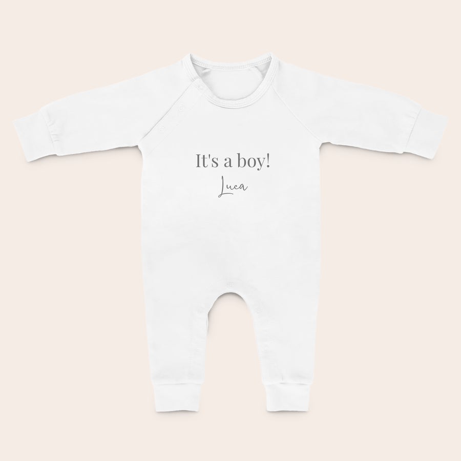 Babystrampler bedrucken Dieser Babystrampler in Weiß ist mit "It's a boy!" und dem Namen "Luca" bedruckt, eine tolle Überraschung.