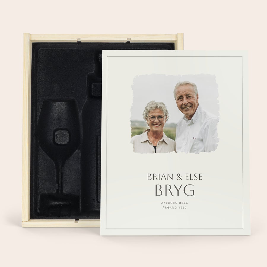 Vinkasse i træ Luksus trækasse til vin med plads til flaske og 2 glas, personligt print med foto af Brian og Else