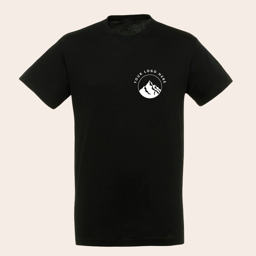 T-skjorte - Menn Svart T-skjorte til menn, trykt med et tilpasset logo-design av et fjell i en sirkel.