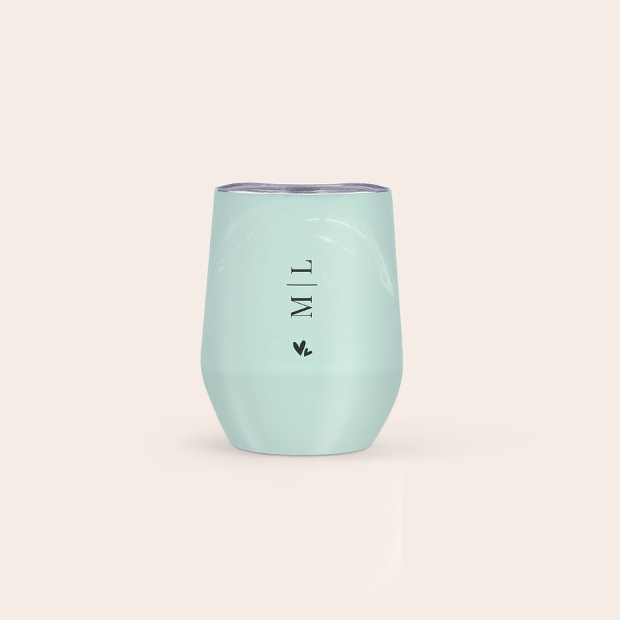 Kaffeebecher thermo personalisiert Mintgrüner Reisebecher mit Deckel, personalisiert mit gedrucktem Text "M L" und kleinem Blattmotiv für erfrischende Reisen.