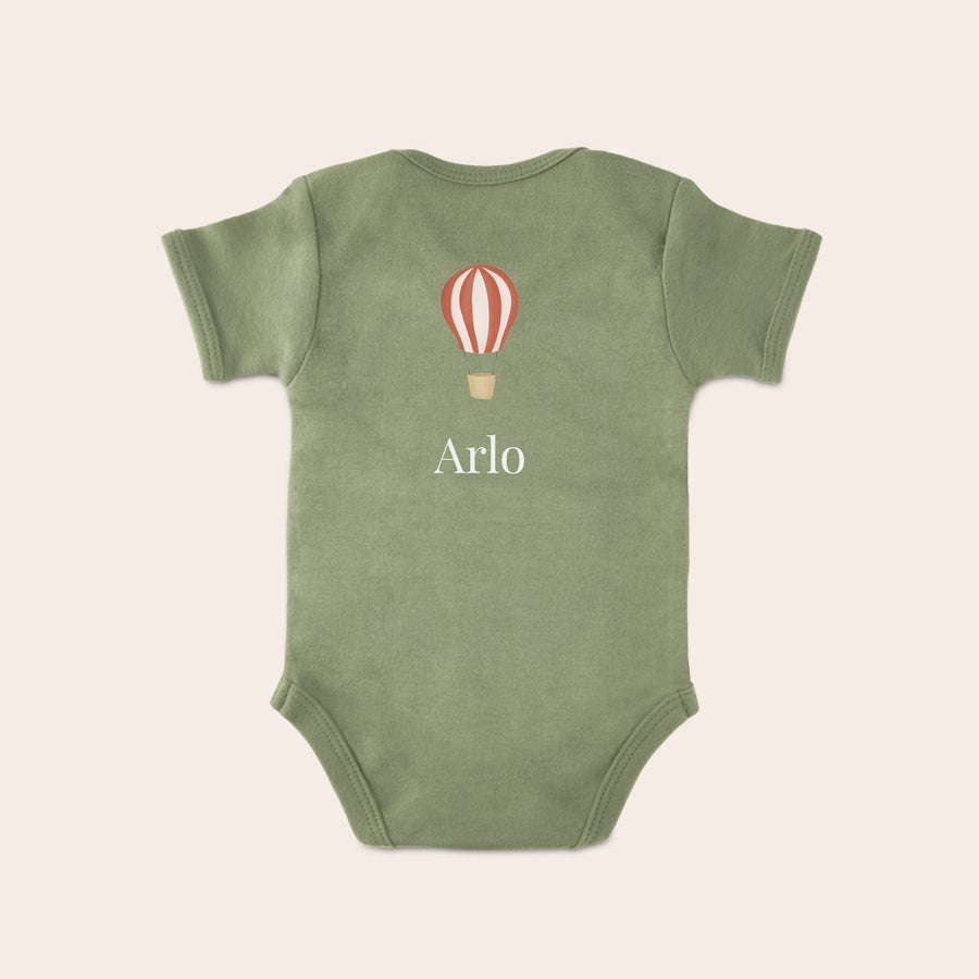 Body med eget tryck Grön babybody med eget tryck av röd ballong och namnet Arlo