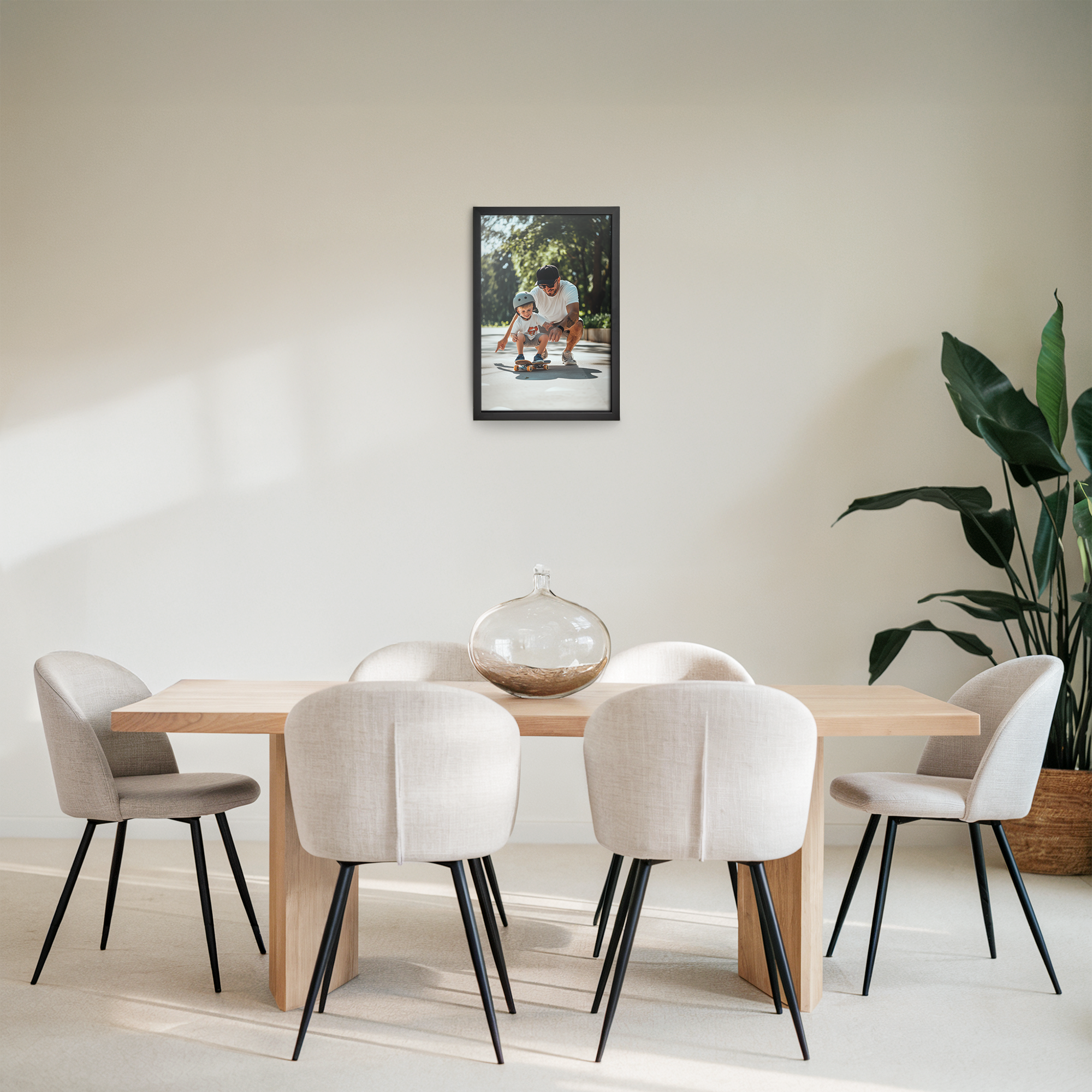 Gepersonaliseerde fotoafdruk met houten lijst, geprint met een foto van een vader en kind op een skateboard. Hang jouw mooiste fotomoment aan de muur met deze fotoafdruk inclusief leuke houten lijst.