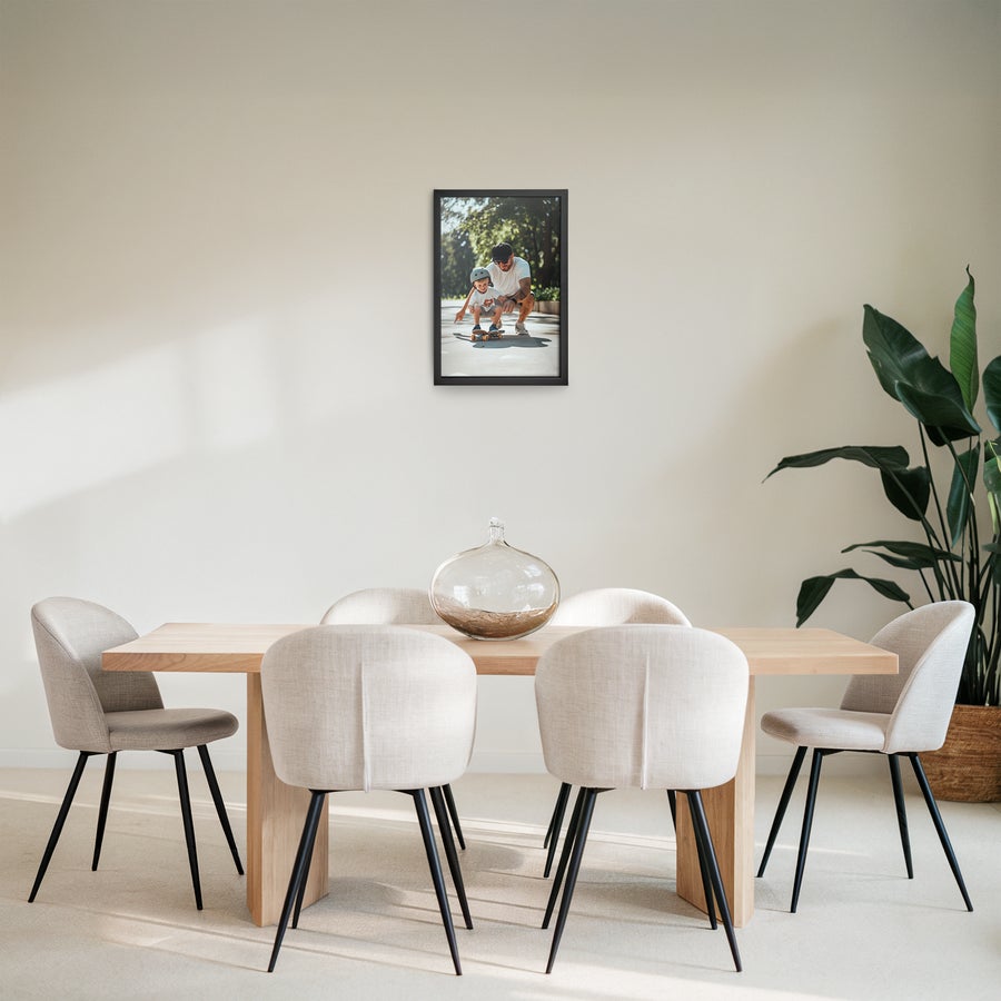 Foto in lijst bestellen Gepersonaliseerde fotoafdruk met houten lijst, geprint met een foto van een vader en kind op een skateboard. Hang jouw mooiste fotomoment aan de muur met deze fotoafdruk inclusief leuke houten lijst.
