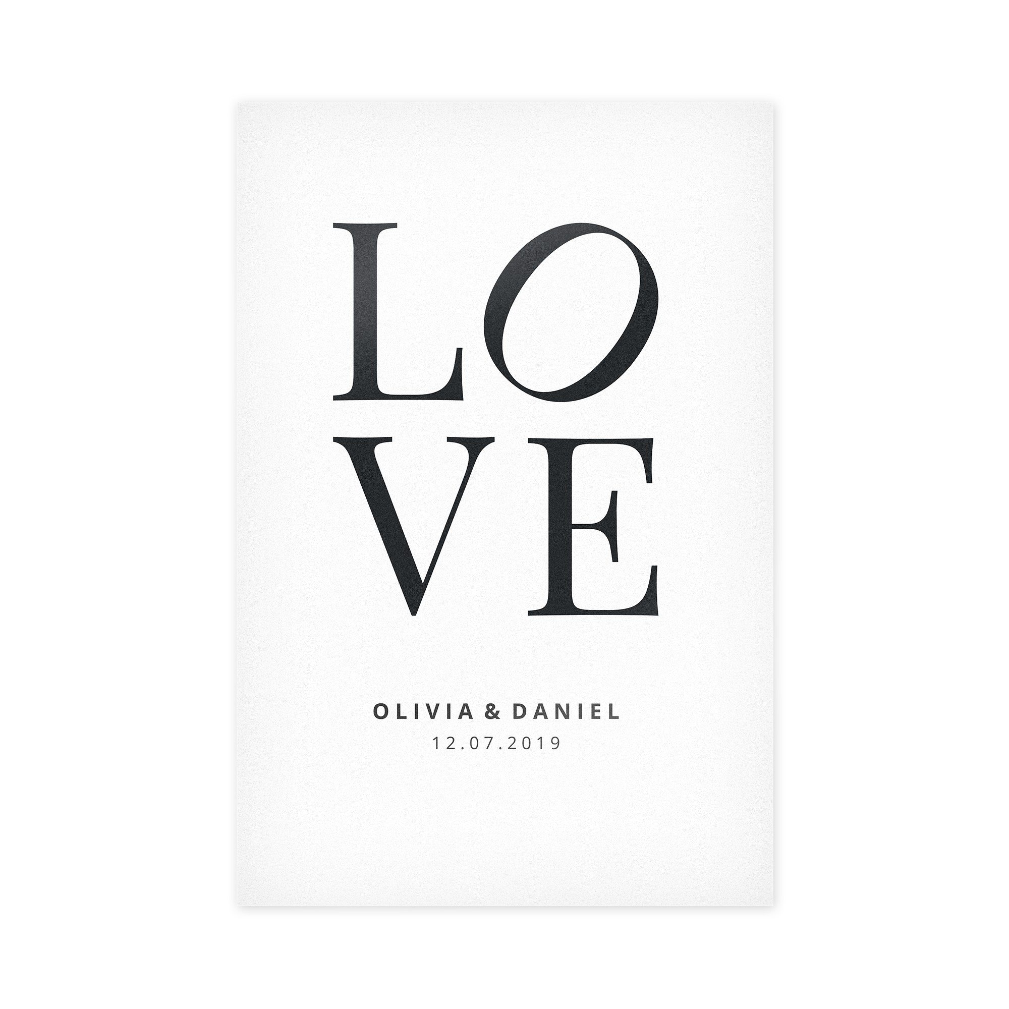 Fekete-fehér fotó forexen LOVE felirattal, alatta Olivia & Daniel nevek és 12.07.2019 dátum.