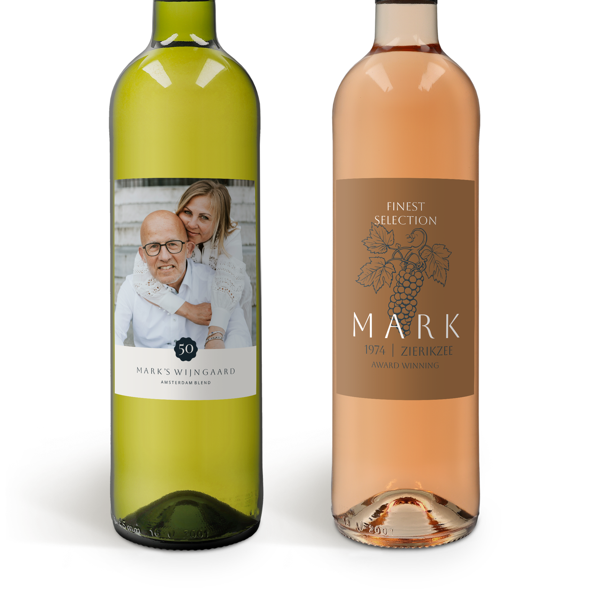 Due bottiglie di vino con etichette personalizzate, una con foto e testo per una sorpresa con una deliziosa confezione regalo di vino.