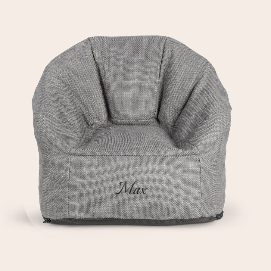 Barnestol med brodert navn Barnestol med brodert navn
