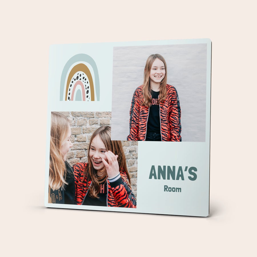 Foto na sololisku - 15 x 15 cm Foto stojan s potlačou dúhy a fotografií dievčat, nápis ANNA’S Room. Získajte svoj najlepší obraz vytlačený na luxusnom stojanovom stánku!