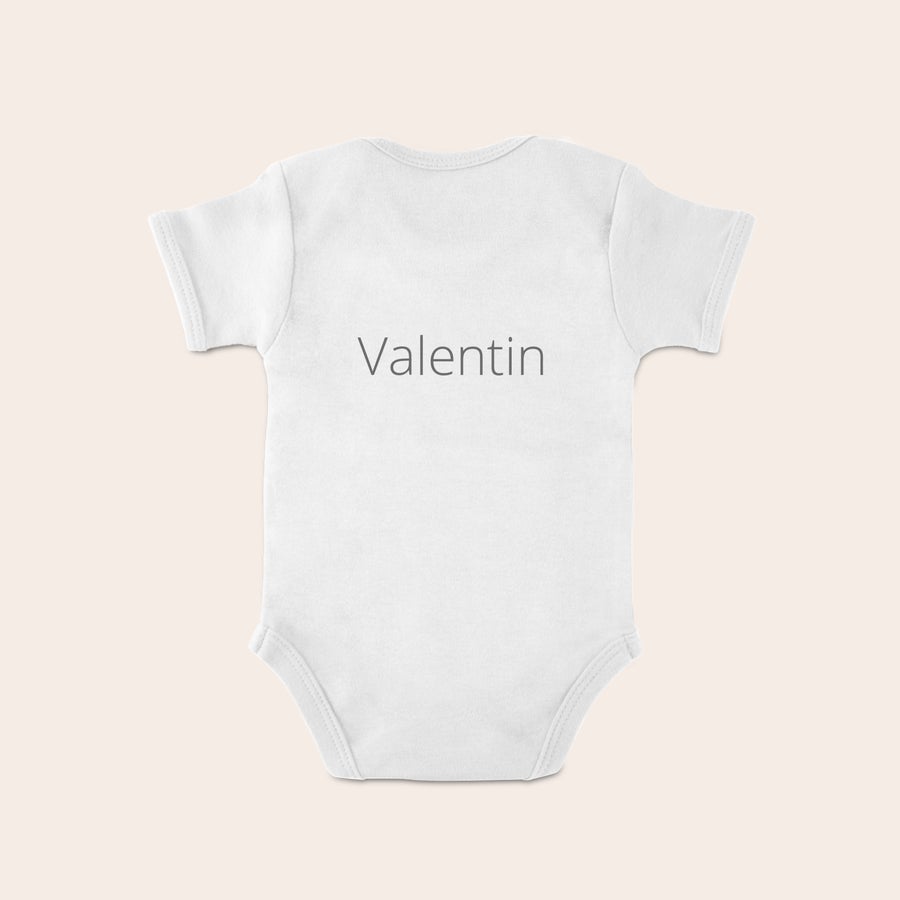 Body personnalisé Body blanc pour bébé, personnalisé avec le prénom "Valentin" imprimé en gris. Créez votre propre body personnalisé pour bébé.