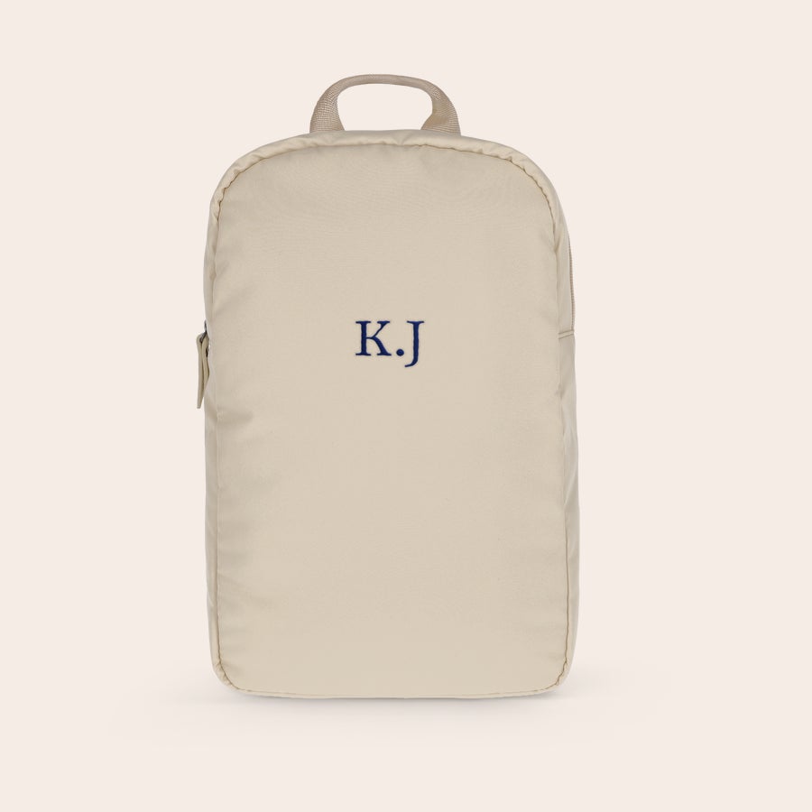 Sac à dos matelassé personnalisé Sac à dos matelassé puffer pour adultes couleur taupe, personnalisé avec les initiales K.J brodées.