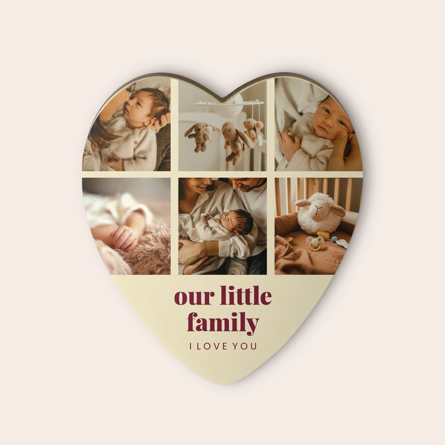 Personlig sjokoladehjerte Personlig sjokoladehjerte med bilder av baby og tekst "our little family I LOVE YOU" trykt på.
