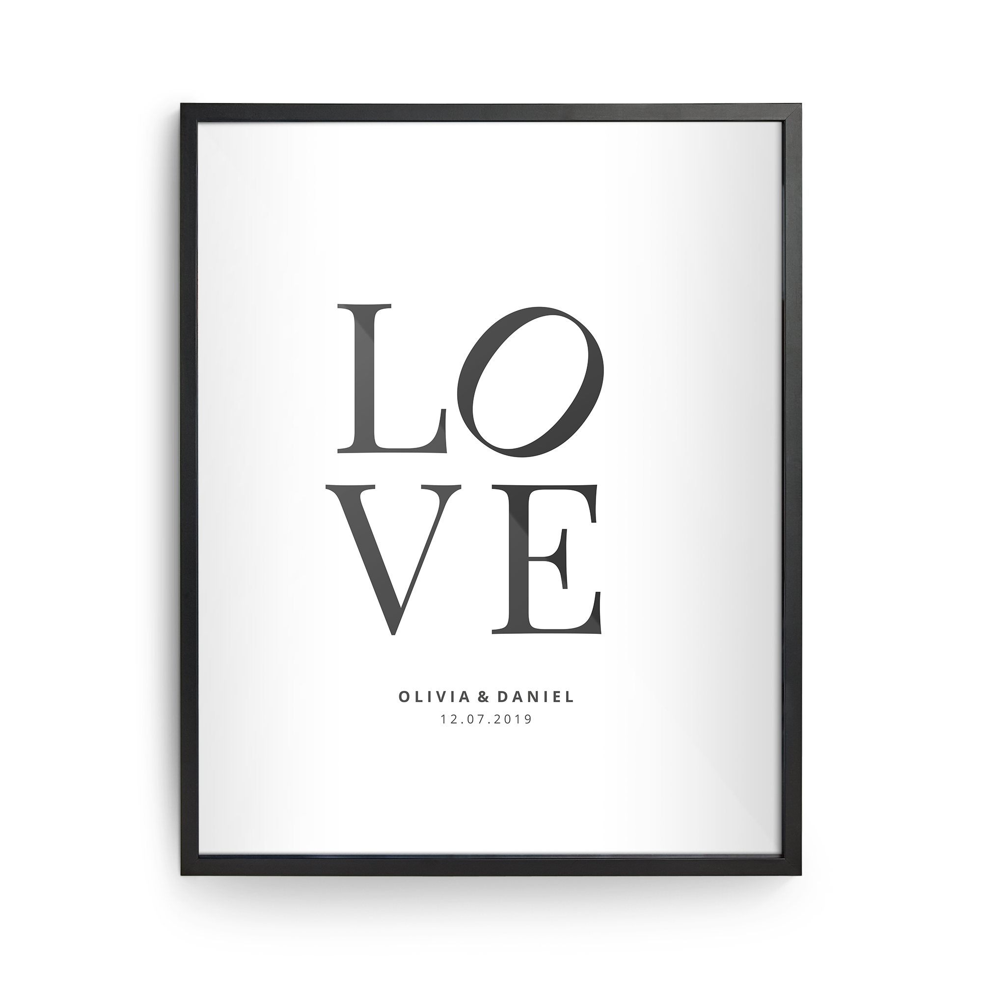 Personaliziran plakat z napisom LOVE, imenoma Olivia & Daniel ter datumom 12.07.2019, uokvirjen v črn lesen okvir.