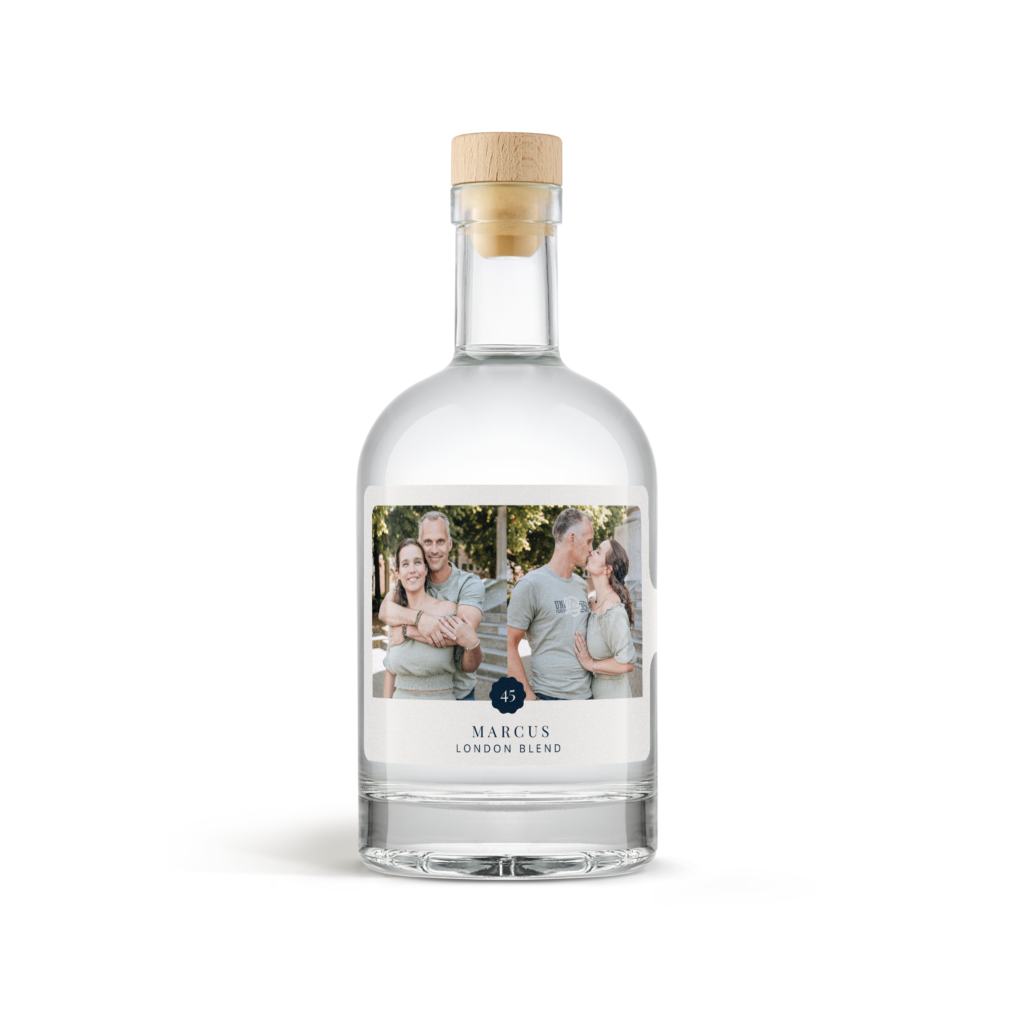 Botella de ginebra con etiqueta personalizada impresa con una foto de pareja, "MARCUS LONDON BLEND" y un "45".