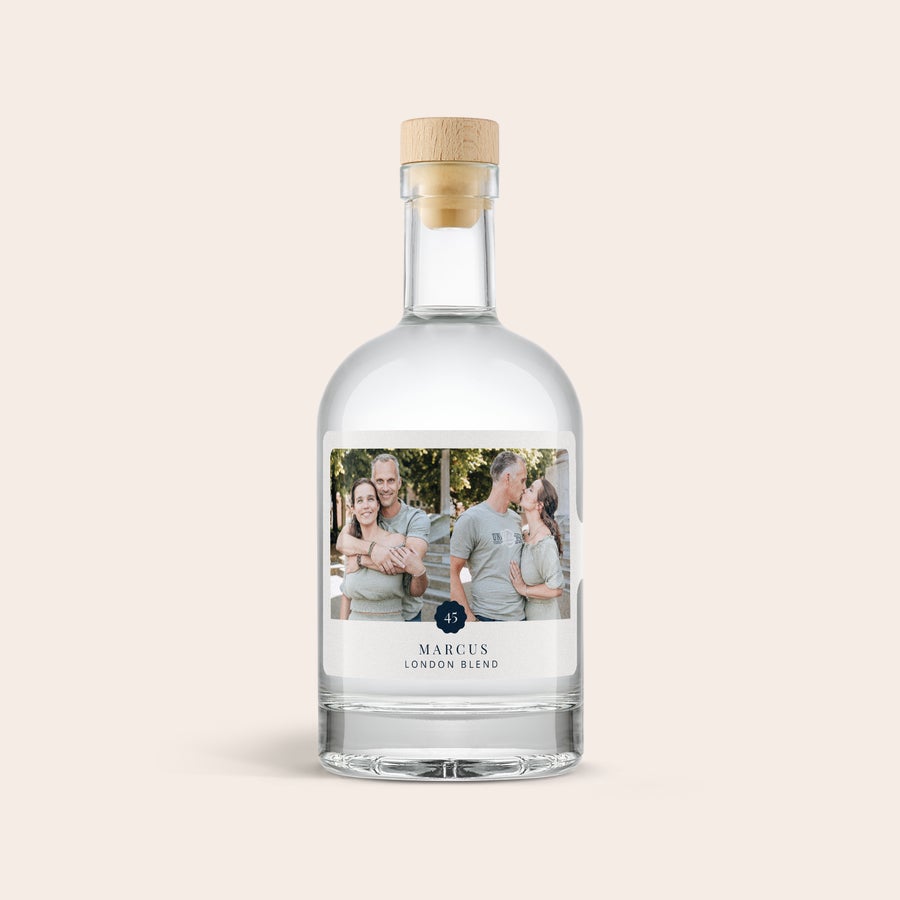 Personlig YourSurprise Gin En utsökt flaska gin med personlig etikett, tryckt med ett foto av ett par, namnet Marcus och texten London Blend