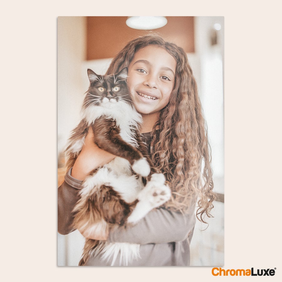 Foto auf Alu Fototafel aus Aluminium mit aufgedrucktem Foto eines lächelnden Mädchens mit Katze. Eine personalisierte Fototafel mit eigenem Foto und Text.