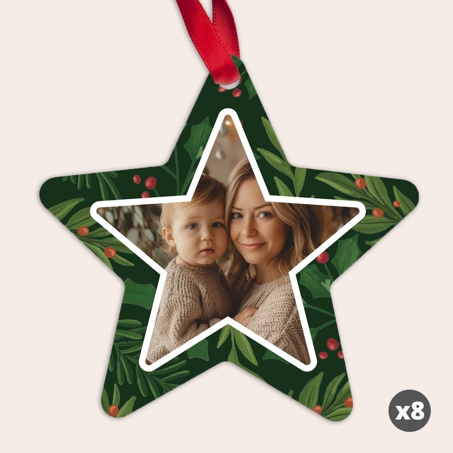 Decorațiuni de Crăciun - Inimă sau Stea Ornament de Crăciun stea din aluminiu, personalizat cu o fotografie a unei mame cu copilul său, cu imprimeu ramuri de brad și fructe de pădure, atârnat cu panglică roșie. Surprinde-i cu ornamente unice de Crăciun din aluminiu, cu fotografia și textul tău!