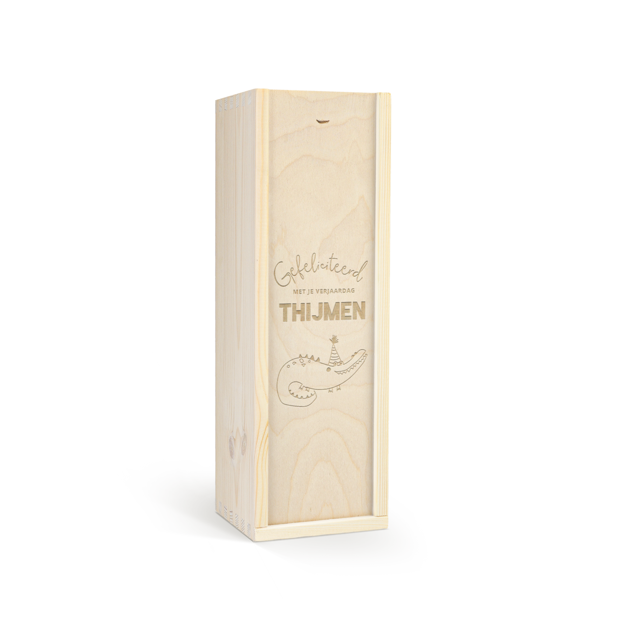 Luxe houten kist met een fles kinderchampagne en gegraveerde tekst Gefeliciteerd met je verjaardag Thijmen, plus een illustratie van een krokodil met een feesthoedje.