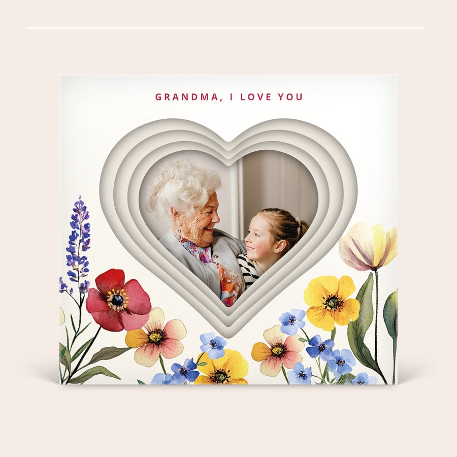 Milka čokolada 3D darilna škatla Oblikovana 3D darilna škatla Milka Hearts z natisnjeno fotografijo babice in vnukinje, cvetličnim vzorcem in napisom Grandma, I Love You.