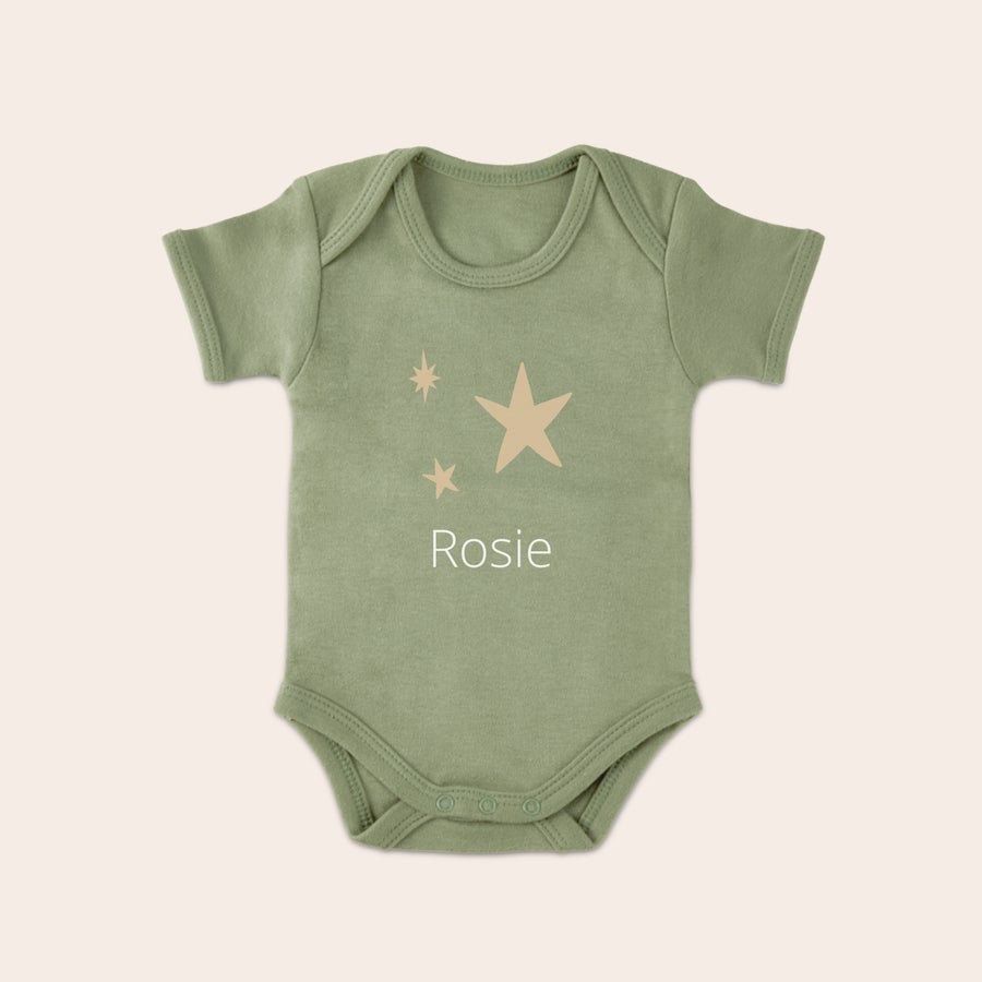 Personalizowane śpioszki niemowlęce Personalizowane śpioszki w kolorze khaki z nadrukiem imienia Rosie i gwiazdek