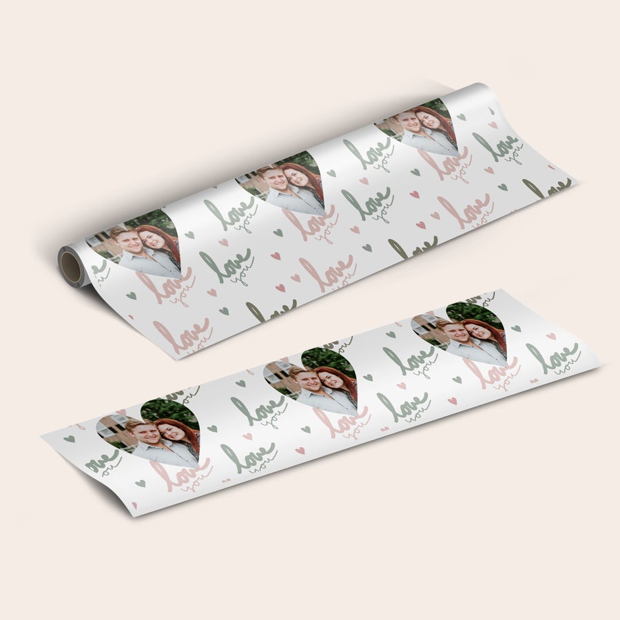 Papier prezentowy ze zdjęciem Personalizowany papier prezentowy z nadrukowanym zdjęciem pary w sercu oraz napisem Love You. Twój prezent możesz zapakować w unikatowy papier.
