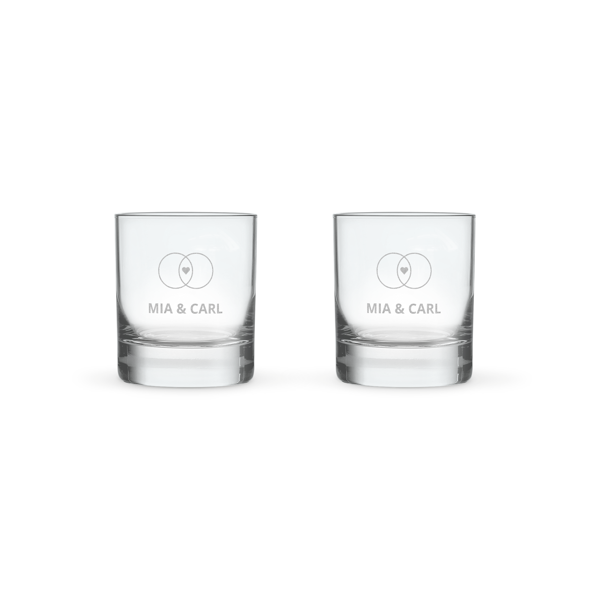 To personlige whiskyglas med indgraverede navne Mia & Carl, to sammenflettede ringe og et hjerte