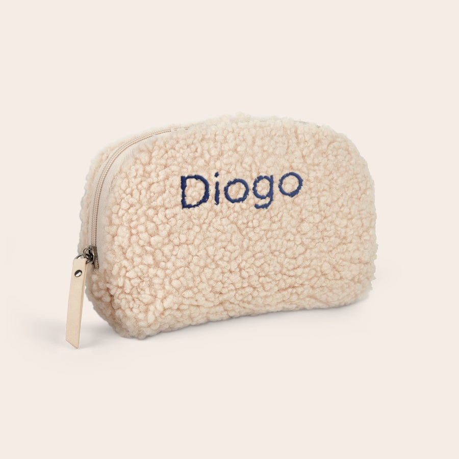 Nécessaire de pelúcia personalizada - Camel Bolsa de higiene de pelúcia macia cor creme bordada com o nome Diogo em azul para presentear