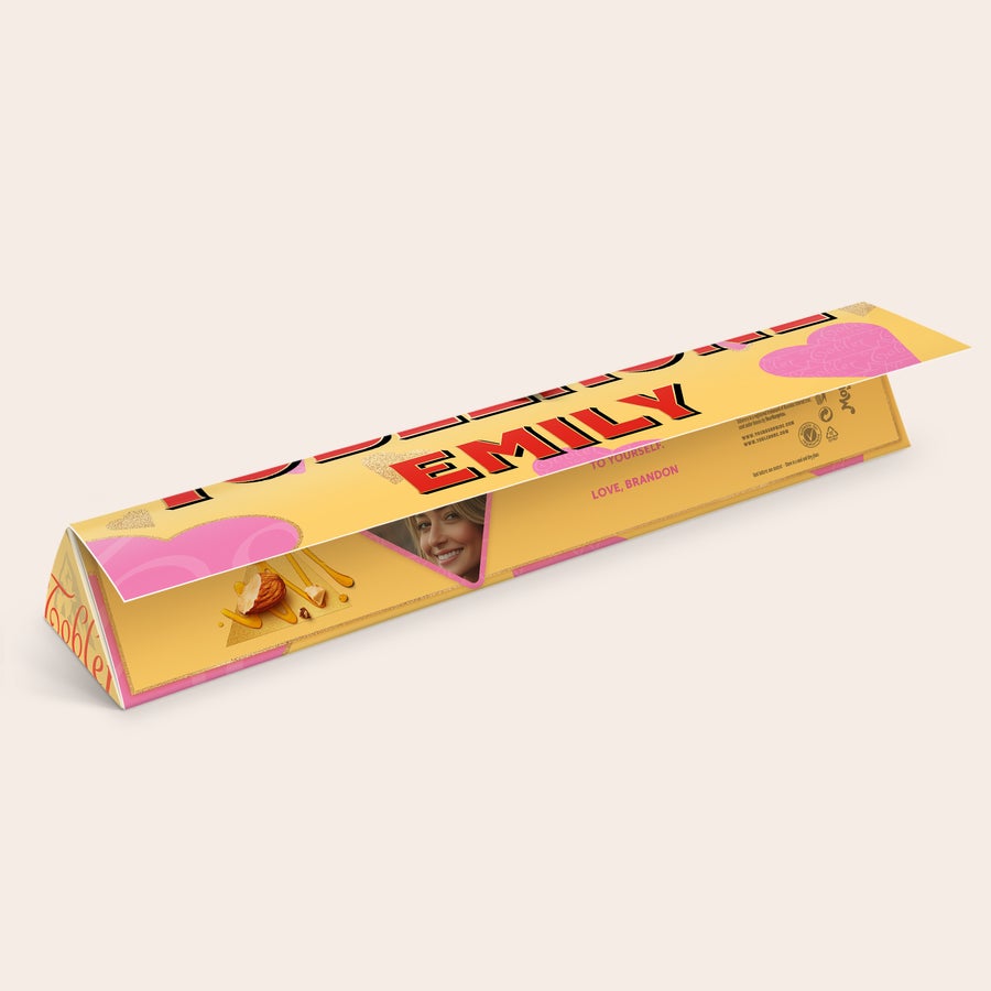 Toblerone csokoládé - Szerelem Szerelmes témájú Toblerone csokoládé névvel és fényképpel, Emily névvel és Brandon fotójával nyomtatva.