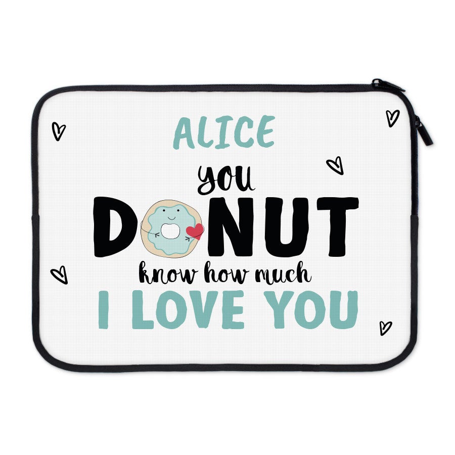 Husă albă personalizată pentru laptop cu textul Alice you DONUT know how much I LOVE YOU și o gogoașă veselă, imprimată color.
