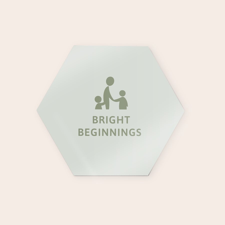 Koristepaneelit seinälle omalla kuvalla Kuusikulmainen seinätaulu painatuksella kuvasta, jossa aikuinen ja kaksi lasta sekä teksti BRIGHT BEGINNINGS. Koristele seinäsi puisella seinätaidepaneelilla, jossa on oma suunnittelusi.