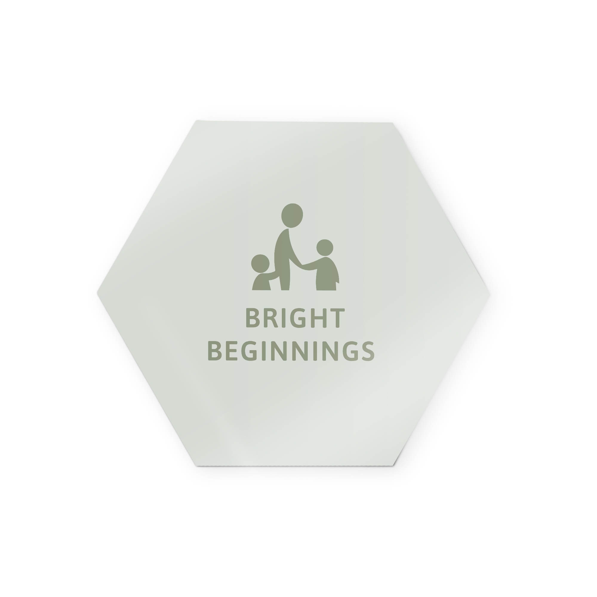 Zeshoekige houten fototegel, bedrukt met een icoon van familie en de tekst Bright Beginnings. Hang een herinnering aan de muur.