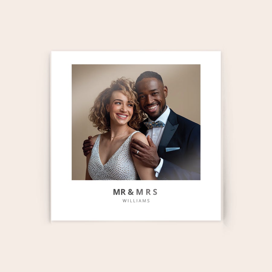 Tableau photo plexiglas Impression photo personnalisée sur plexiglas d'un couple souriant, avec le texte "MR & MRS WILLIAMS" en dessous.