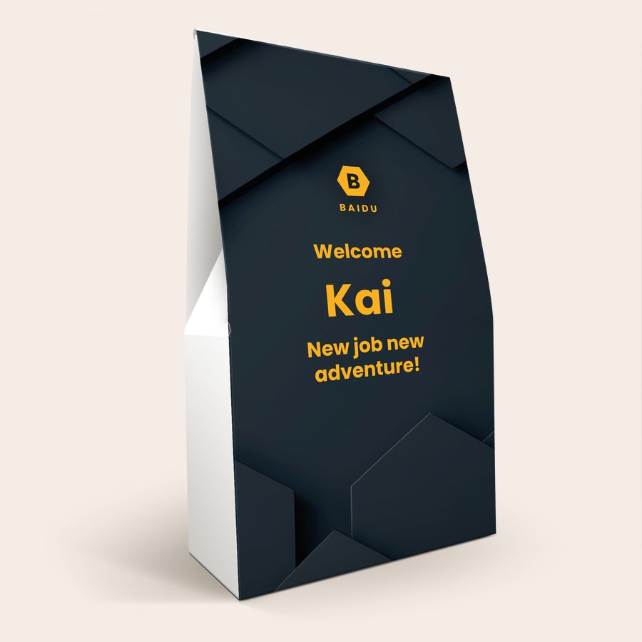 Caja de regalo de chocolate Lindt de 1 kg Caja de regalo personalizada con logo de Baidu, nombre Kai y mensaje "New job new adventure", impresa en la tapa.