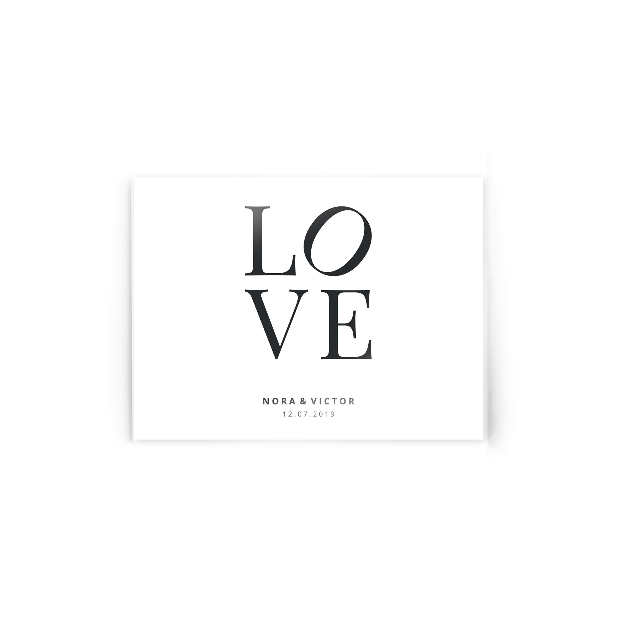 Föreviga favoritkort på plexiglas, med LOVE-tryck, namnen Nora och Victor samt datumet 12.07.2019.