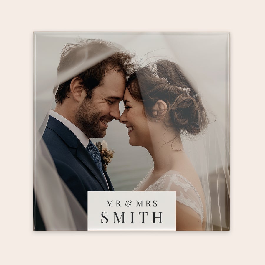 Gresie - ceramică Țiglă personală cu fotografia unui cuplu de miri și textul "Mr & Mrs Smith" tipărit.