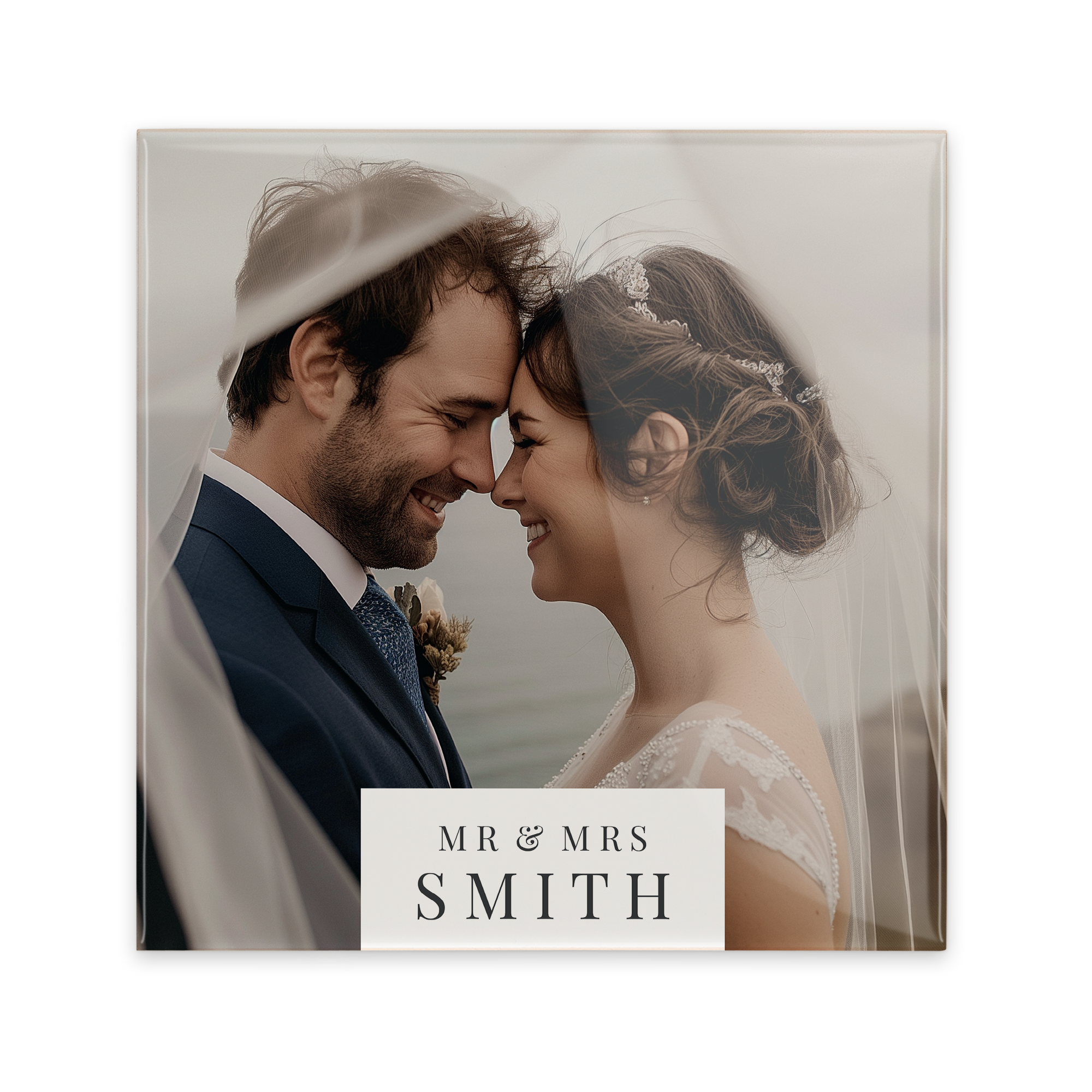 Keraaminen laatta hääparin valokuvalla ja tekstillä "Mr & Mrs Smith", luo oma laatta omalla valokuvallasi ja tekstilläsi
