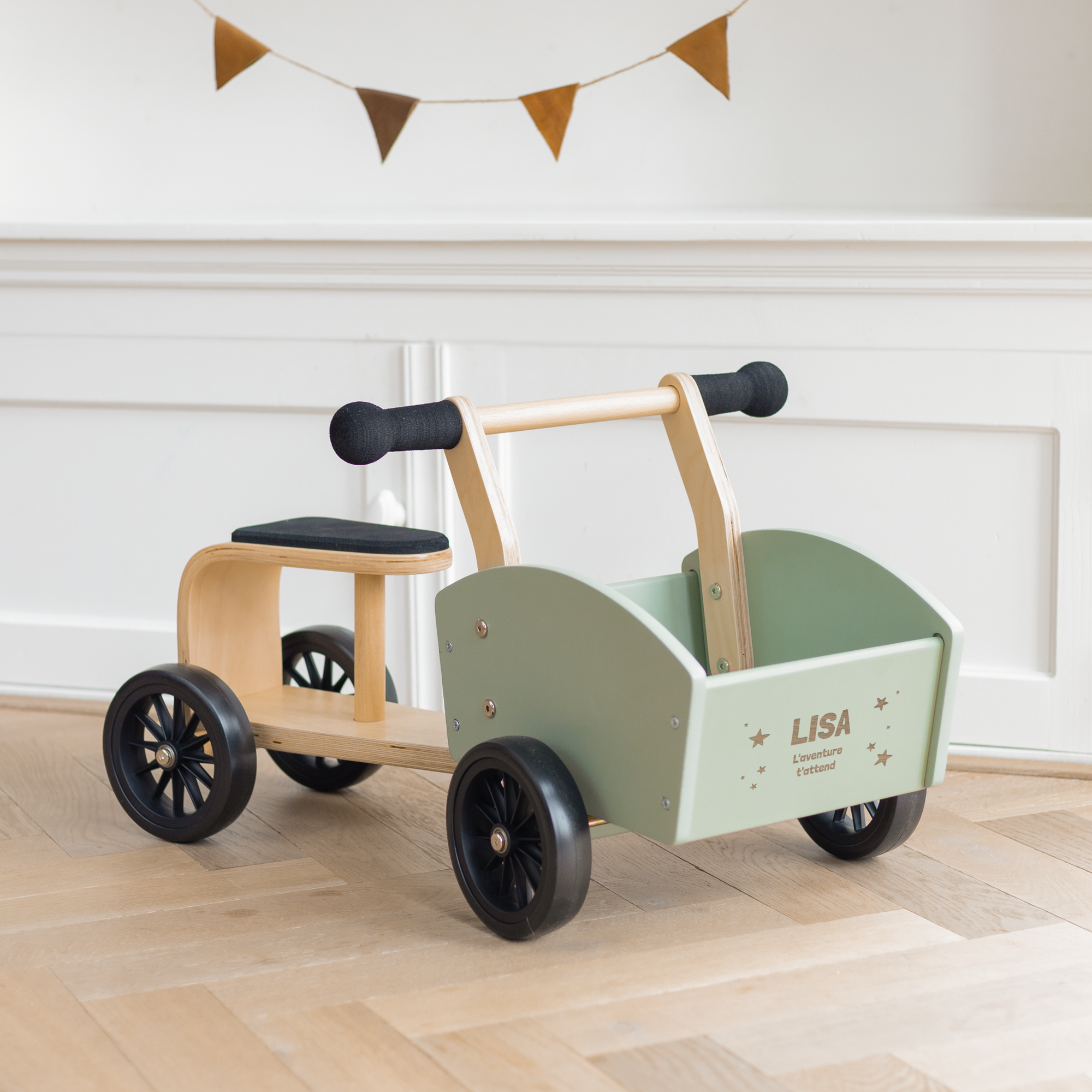 Vélo cargo en bois gravé