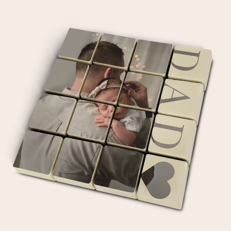 Foto på choklad Ditt finaste foto tryckt på chokladrutor som bildar en bild av en pappa med en bebis och texten "DADDY" med ett hjärta.