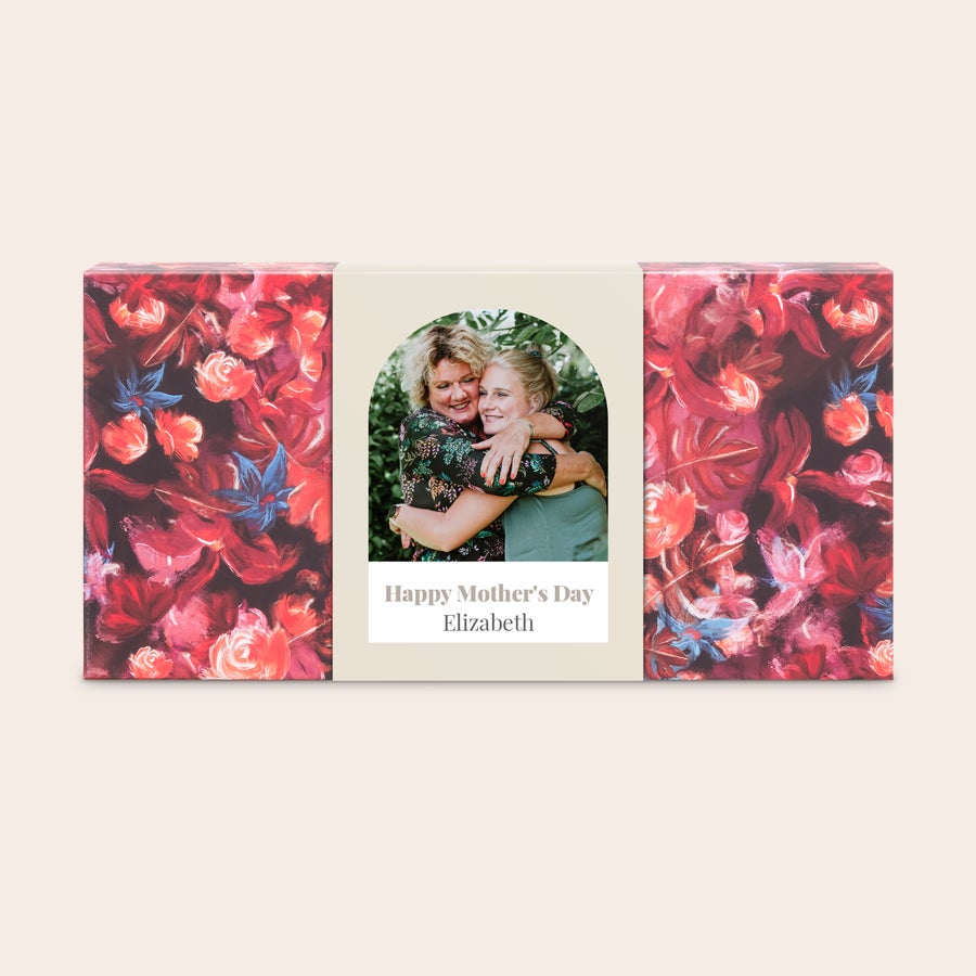 Hyvinvointisetti - The Gift Label Yksilöitävä vieraspyyhe laatikossa, jossa teksti Happy Mother's Day Elizabeth ja painettu kuva kahdesta naisesta halaamassa