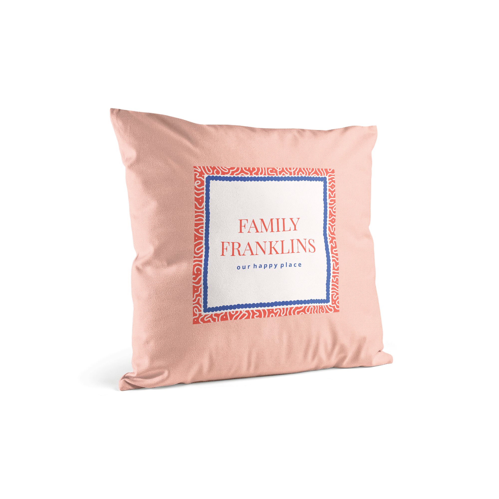 Rosa Kissen mit aufgedrucktem "Family Franklins our happy place" umgeben von einem blau-roten Muster.