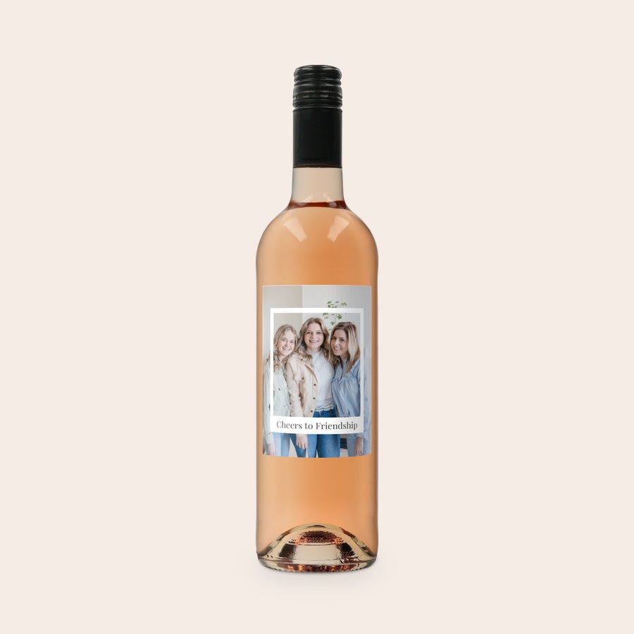 Personalizowane wino Belvy Rose Butelka różowego wina z etykietą ze zdjęciem trzech przyjaciółek i tekstem Cheers to Friendship
