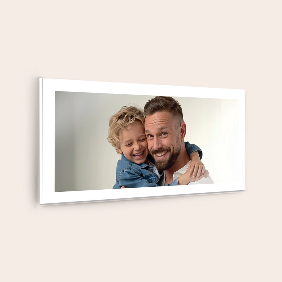 Foto na akryl Fotografia na akryle s otcom a synom, ktorá imortalizuje ich šťastný moment.